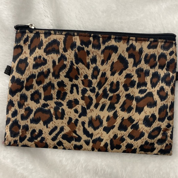 Leopard print cosmetic pouch - Picture 2 of 16